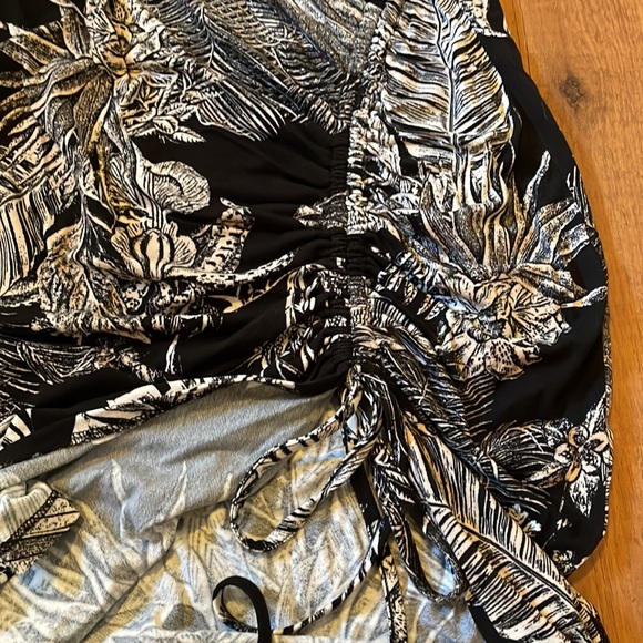 Le Chateau black and cream v neck dress. - Picture 5 of 7